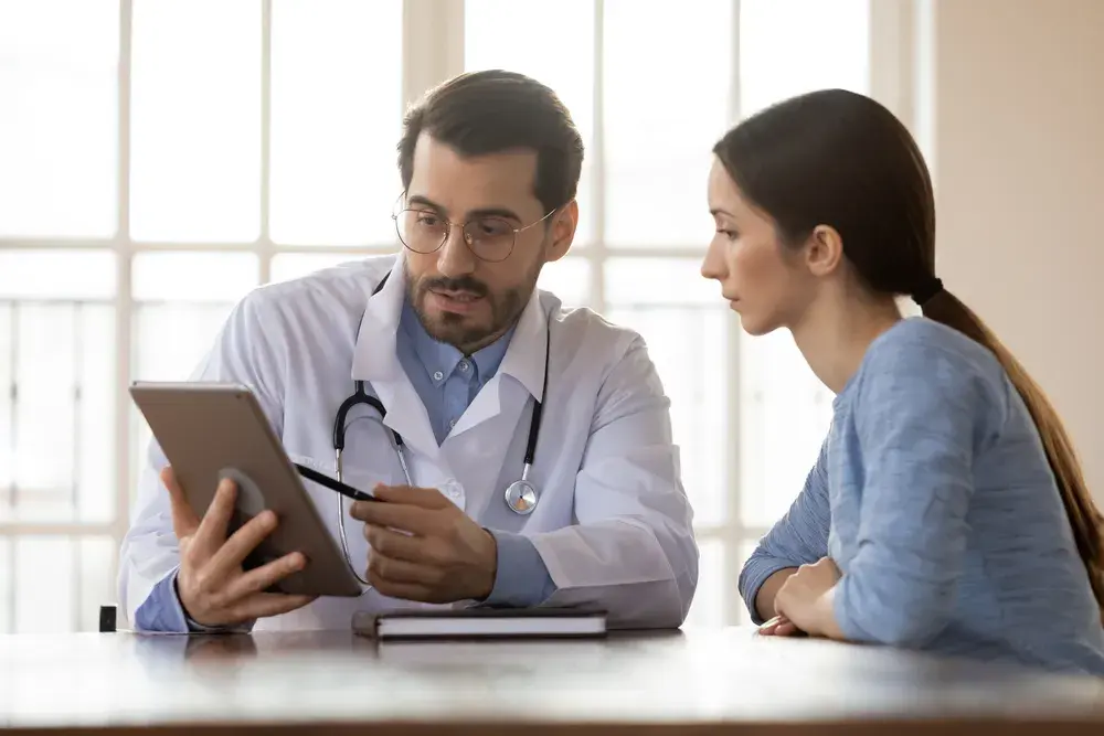 Top 3 CRM Functionalities for Healthcare (+ How to Overcome Challenges)